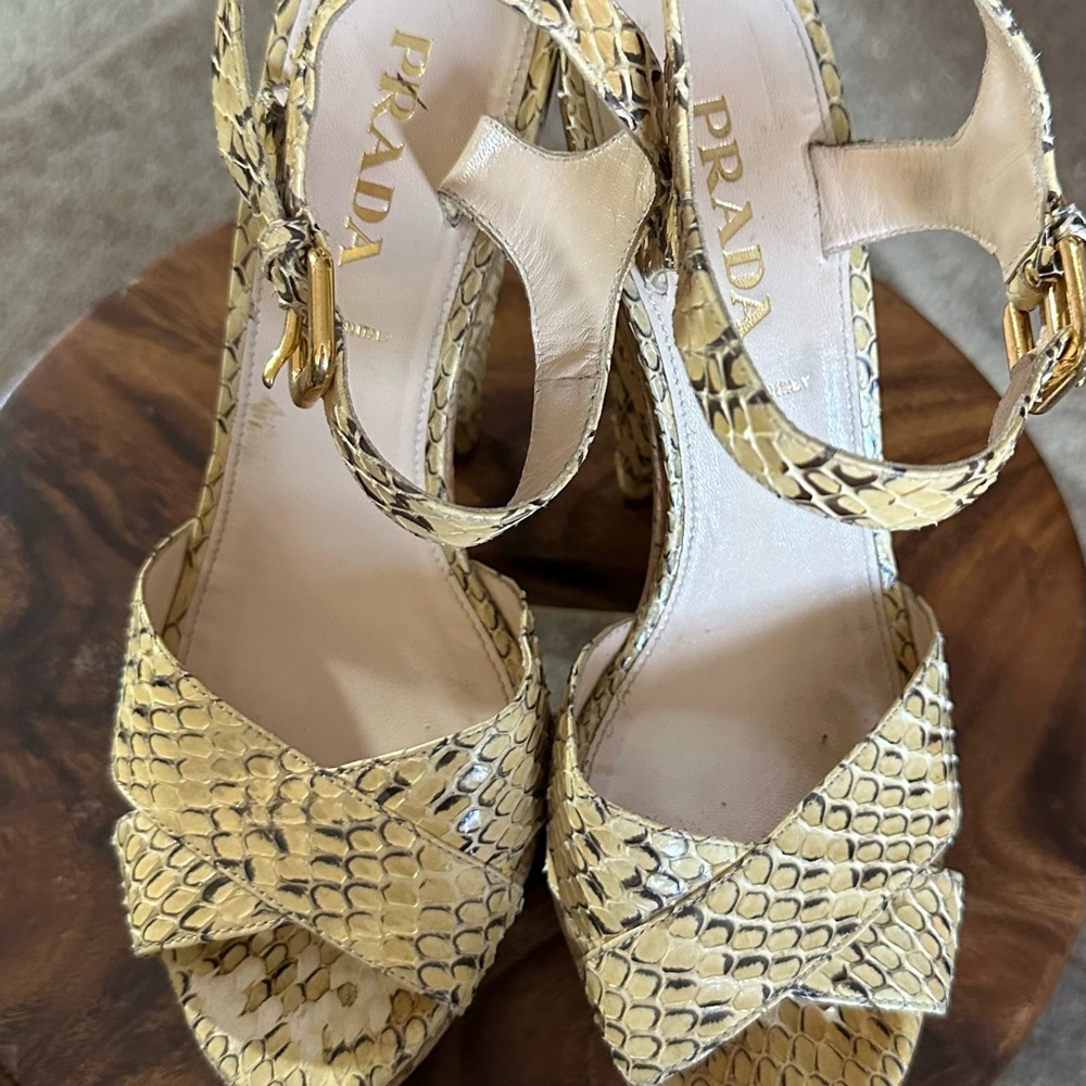 Prada Women's Snakeskin Heels - Cream and Gold